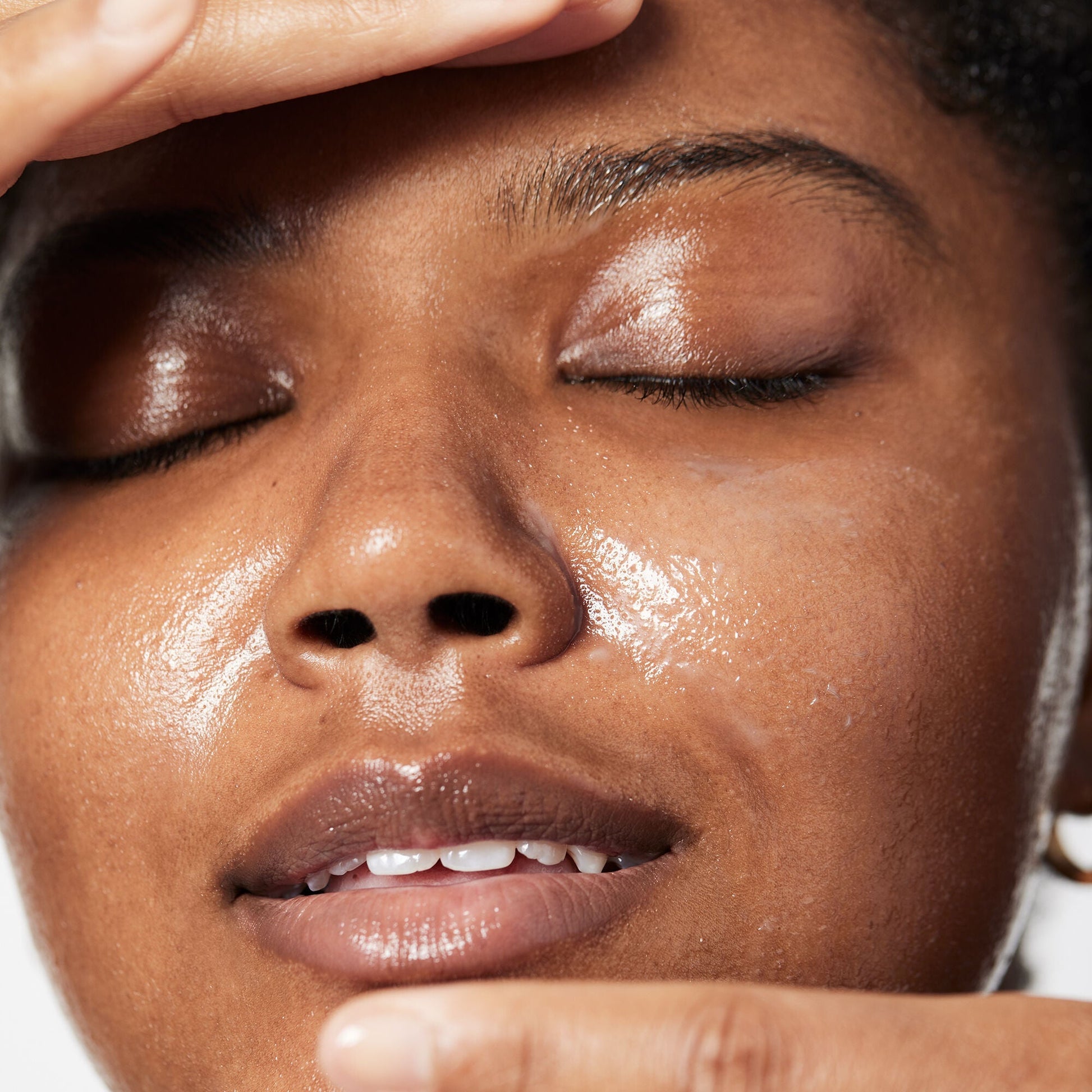 holy-hydration-makeup-melting-cleansing-balm-x8 040822_Model_HH-Cleansingbalm_044_RT2-V1_IGF_6a40ae53-ccc2-4a83-9d08-7c99f2dc2b4b.jpg
