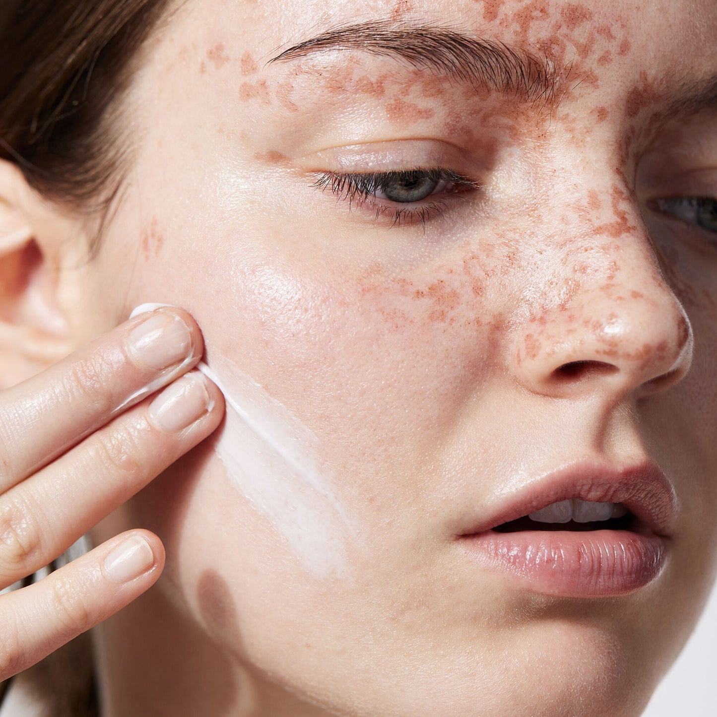 holy-hydration-face-cream-g2 040822_Model_HH-FaceCream_091_RT2-V1_IGF_38740f4c-997d-4161-a3bd-3457855e993f.jpg