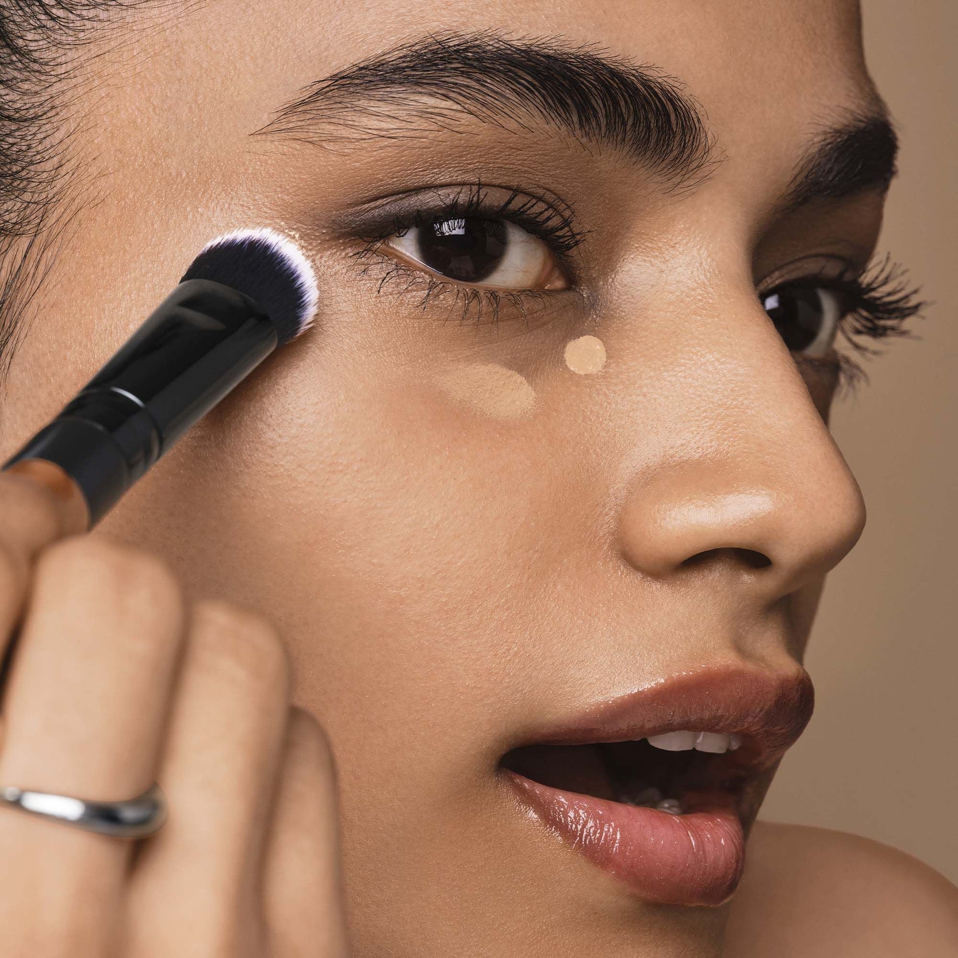 tap-and-blend-concealer-brush-u8 042925_Dipti_SoftGlam_Brushes_App_0044_477_w3QC_IGF.jpg