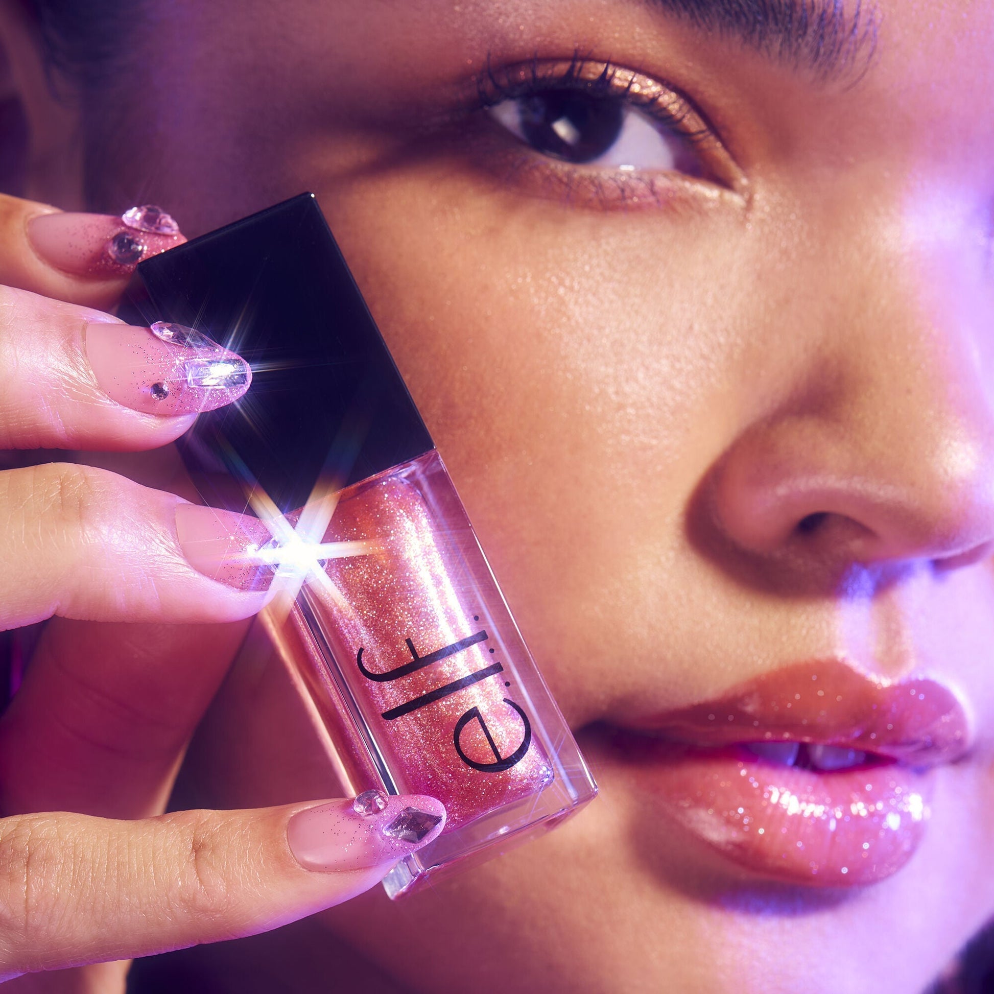 glow-reviver-plumping-lip-oil-g3 072225_Breanna_LipPlump_0391_2000x2000_0613e084-a418-44f9-b40d-c461b7a4b6db.jpg