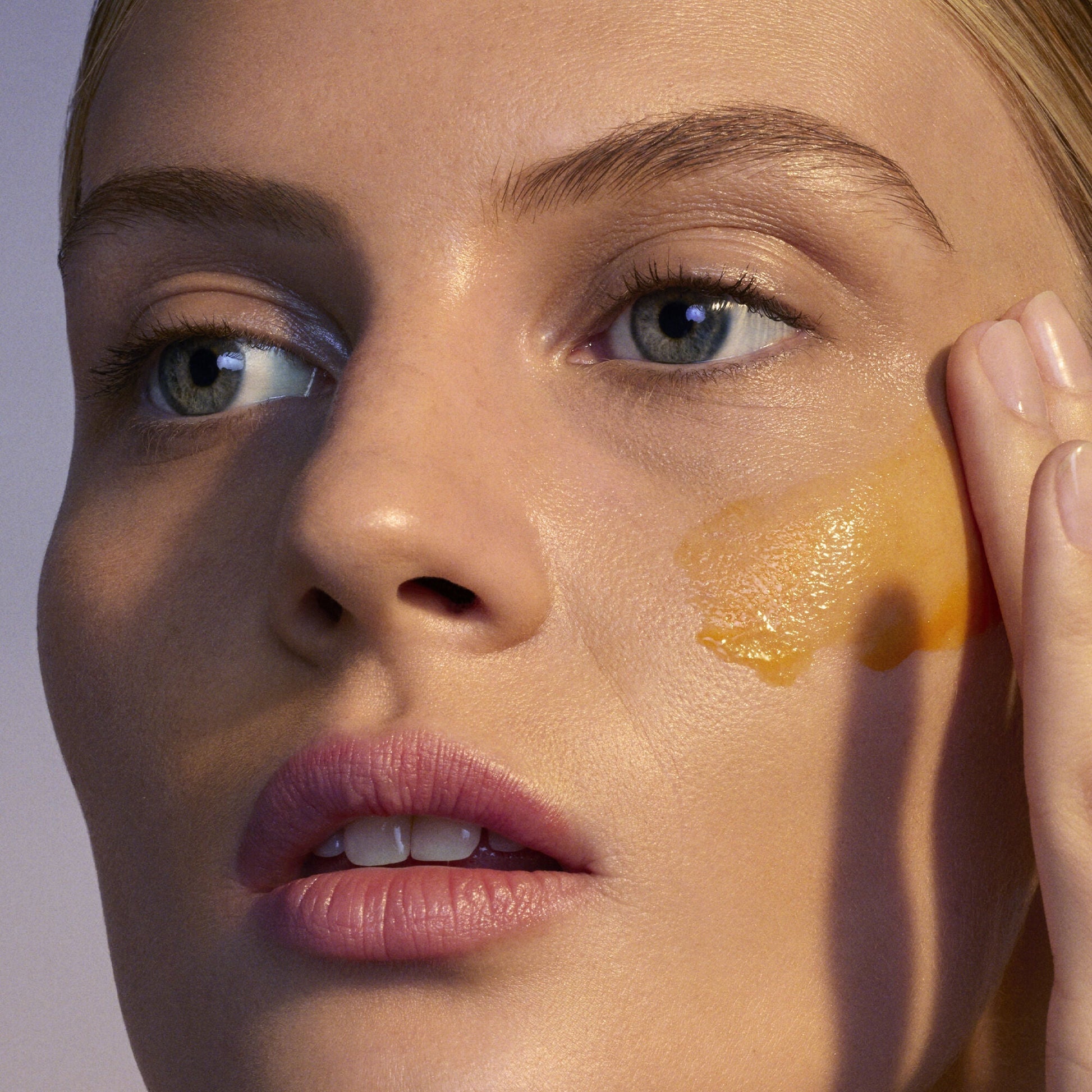 youth-boosting-advanced-night-retinoid-serum-i0 080222_Florence_ANR_0403_IGF_V2.jpg