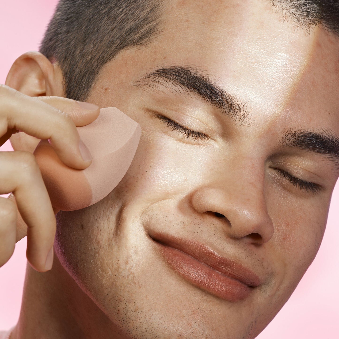 halo-glow-angled-silicone-face-sponge-l1 102124_HGST_Alfredo_Application_0134_v2_RGB_IGF.jpg
