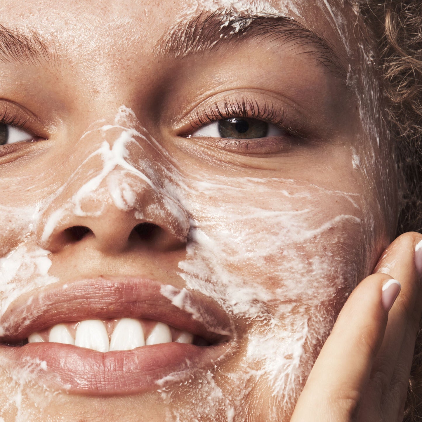 blemish-breakthrough-acne-clarifying-cleanser-h0 121321_Marley-Acne-Regimen_0117_FINAL_IGF.jpg