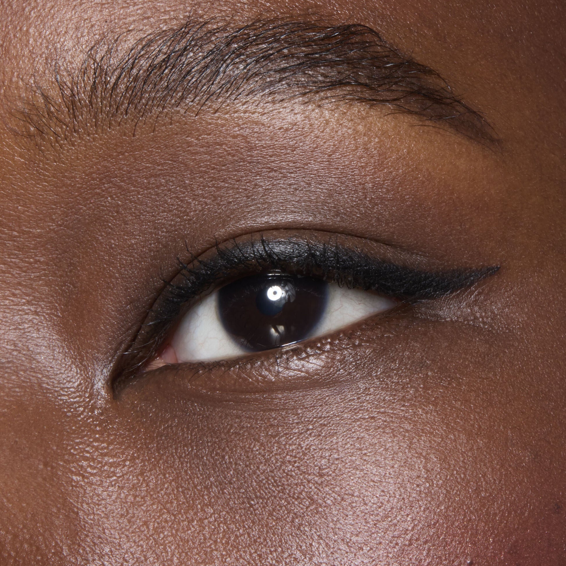 no-budge-retractable-eyeliner-a8 81330_NO_BUDGE_RETRACTABLE_EYELINER_BLACK_BILLIE_0062_V2.jpg