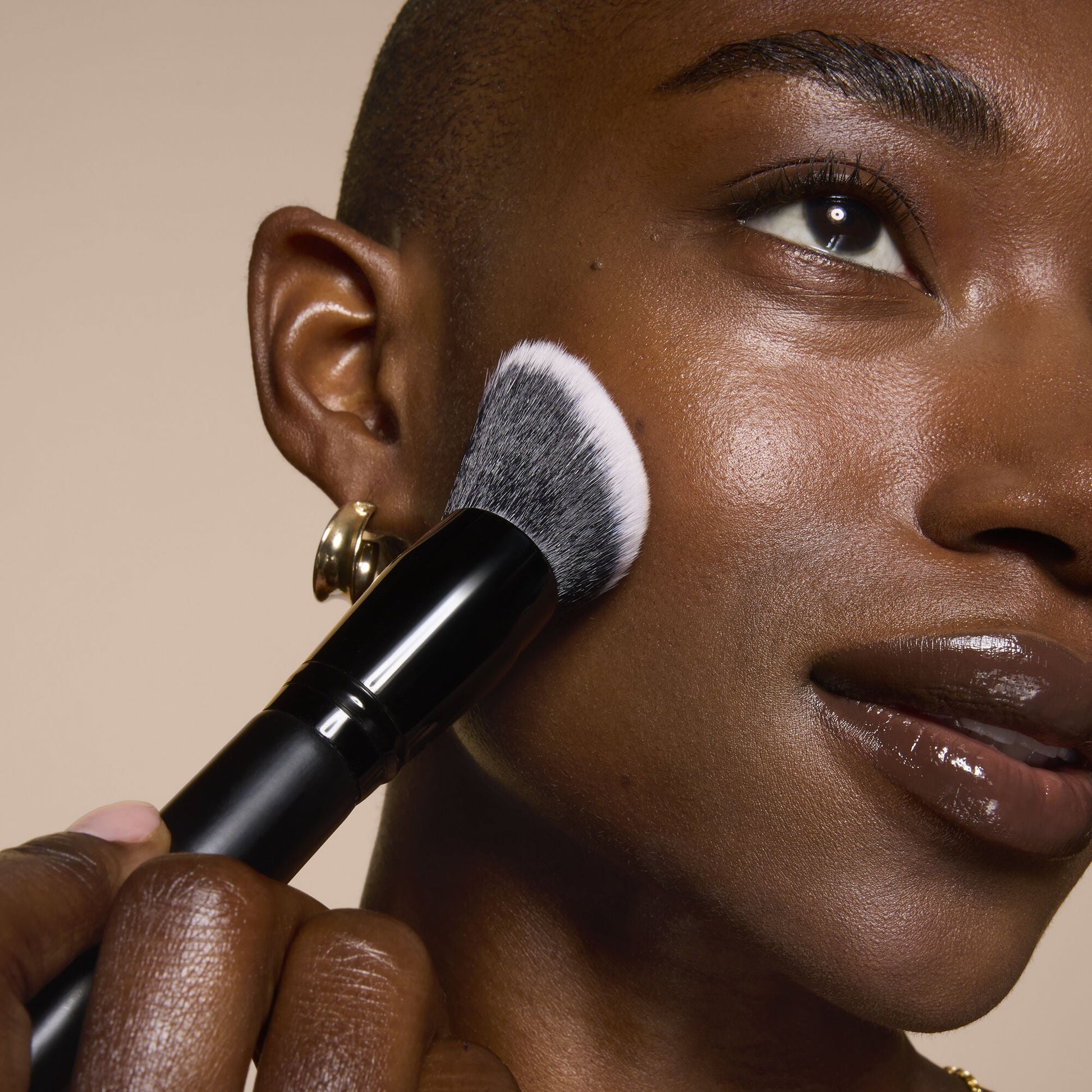 smooth-swipe-foundation-brush-y4 81456_MOM_SMOOTH_SWIPE_FOUNDATION_BRUSH_TOOL_SHOT_IYANNA_0169_V4.jpg