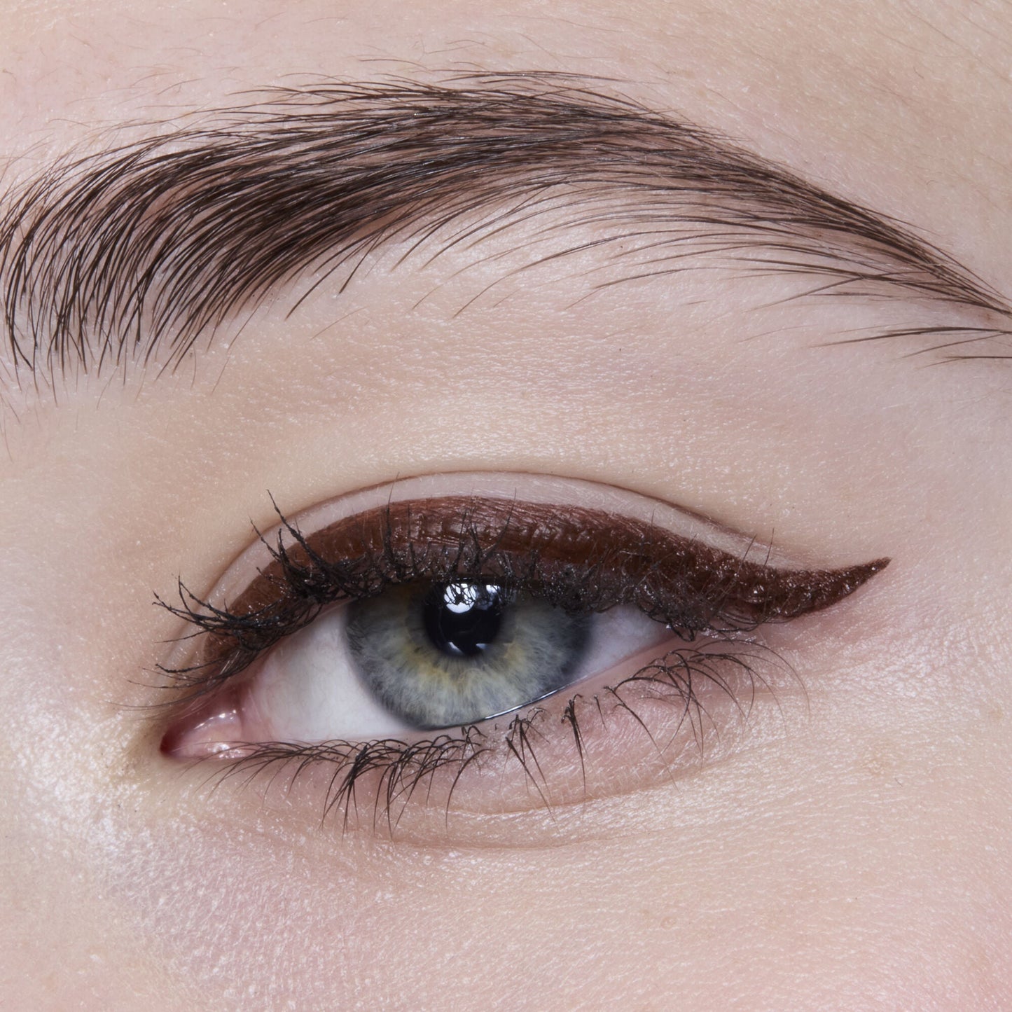 h2o-proof-eyeliner-pen-i2 81606_H20_PROOF_EYELINER_20PEN_CHESTNUT_MOM_BROWN_JORDAN_0029_v3.jpg