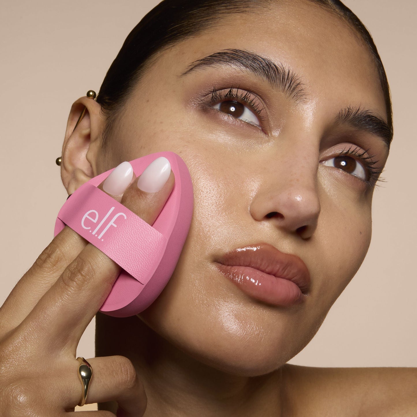 pillow-puff-foundation-sponge-n0 81838_MOM_PILLOW_PUFF_FOUNDATION_SPONGE_TOOL_SHOT_SONALI_0126_V2.jpg