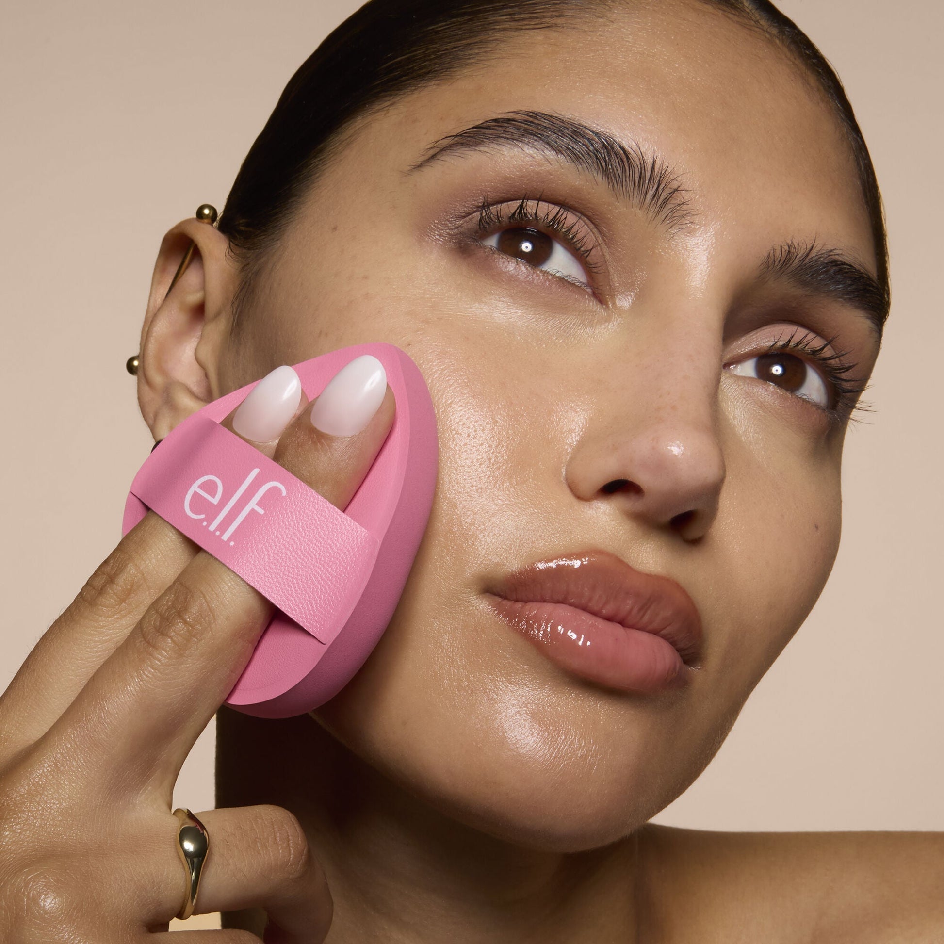 pillow-puff-foundation-sponge-n0 81838_MOM_PILLOW_PUFF_FOUNDATION_SPONGE_TOOL_SHOT_SONALI_0126_V2.jpg