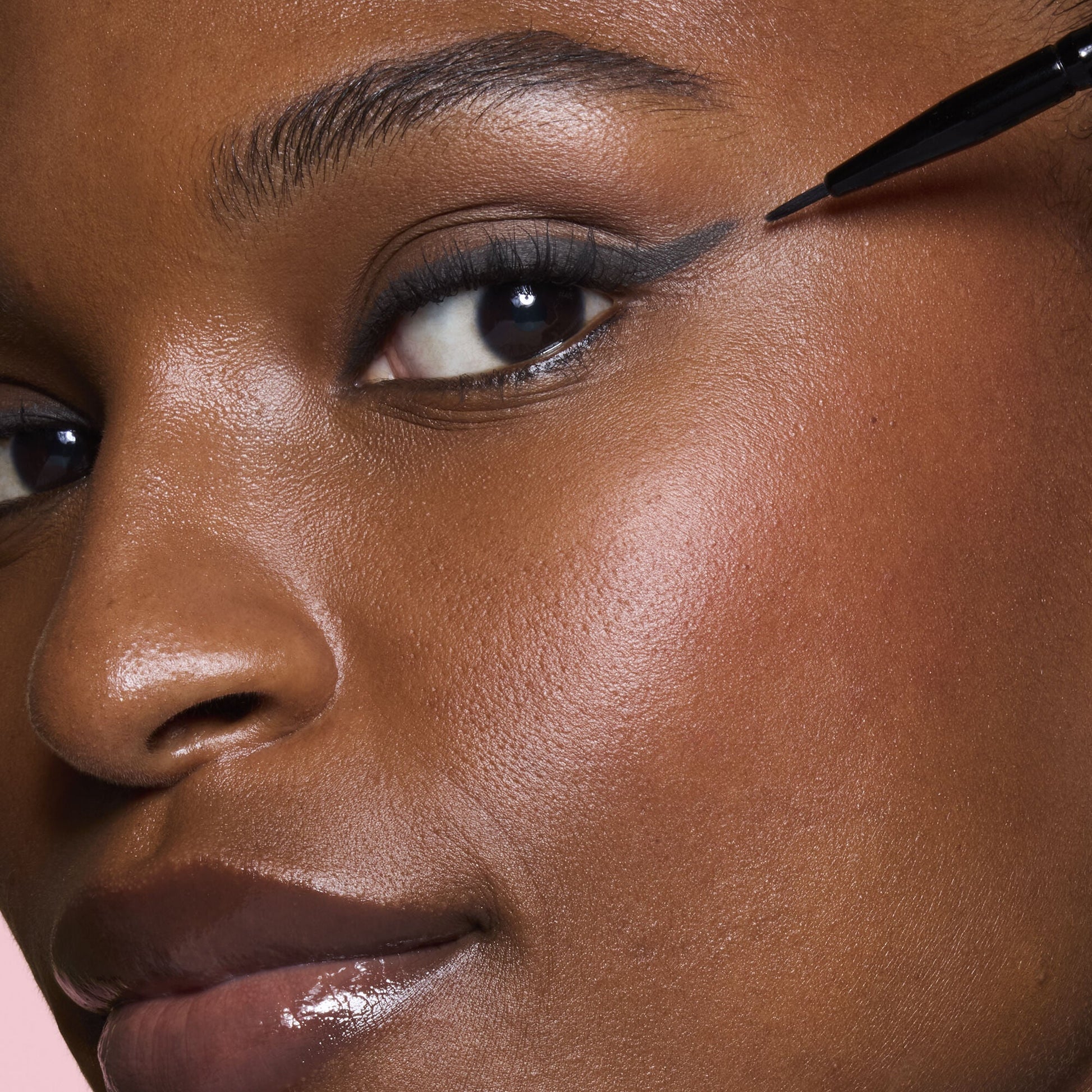 ultra-fine-eyeliner-brush-b1 81915_ULTRA_FINE_EYELINER_BRUSH_TOOL_SHOT_MOM_TSHECA_0120_v2.jpg