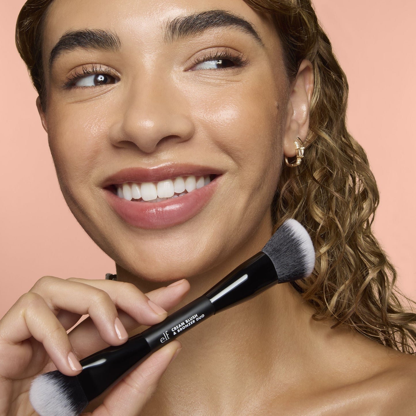 cream-blush-and-bronzer-duo-brush-n6 83857_CREAM_BLUSH_BRONZER_DUO_BRUSH_Q4_Alyssa_0103_V3_7510f340-cab5-4e94-b40f-1ad3f84fd183.jpg