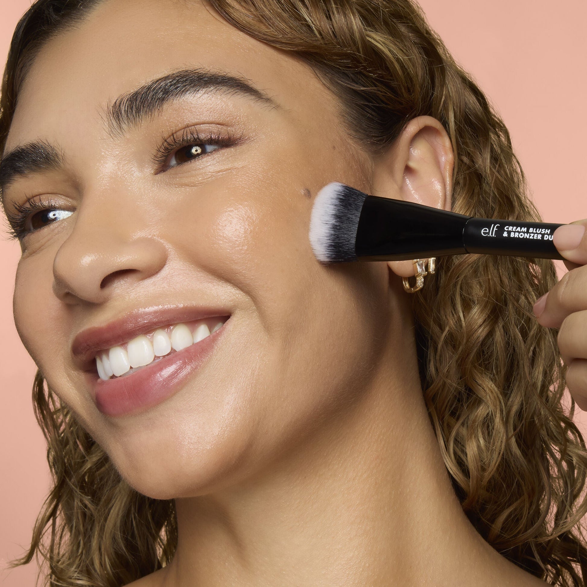 cream-blush-and-bronzer-duo-brush-n6 83857_CREAM_BLUSH_BRONZER_DUO_BRUSH_Q4_Alyssa_0173_V4_388aa08a-f9a4-4160-ae36-d9cdde1f6141.jpg