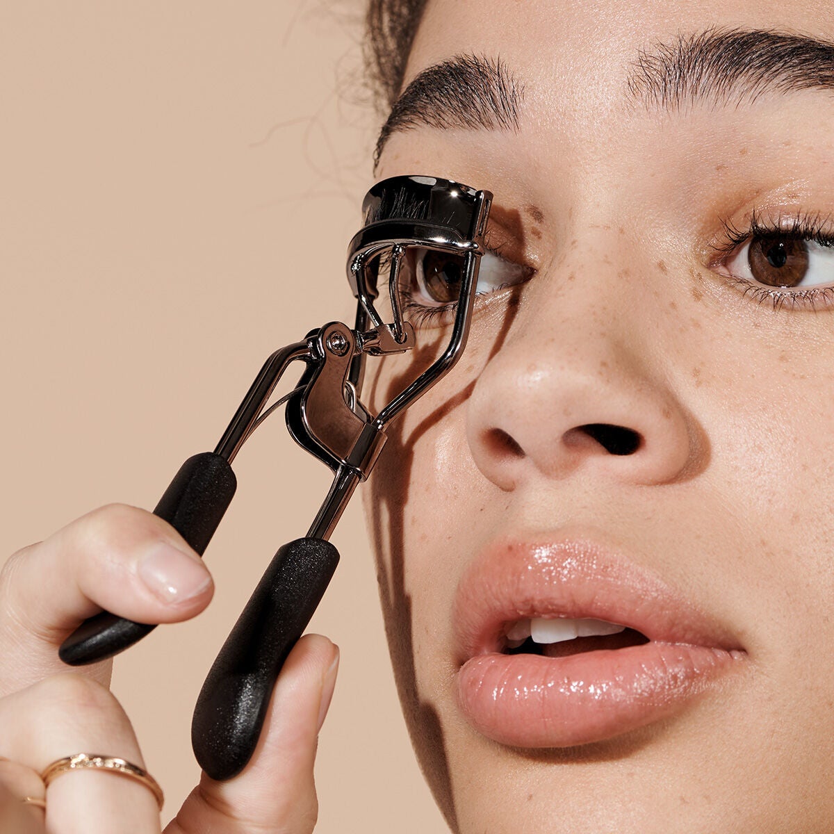 pro-eyelash-curler-r7 84067_ProEyelashCurler_Model.jpg