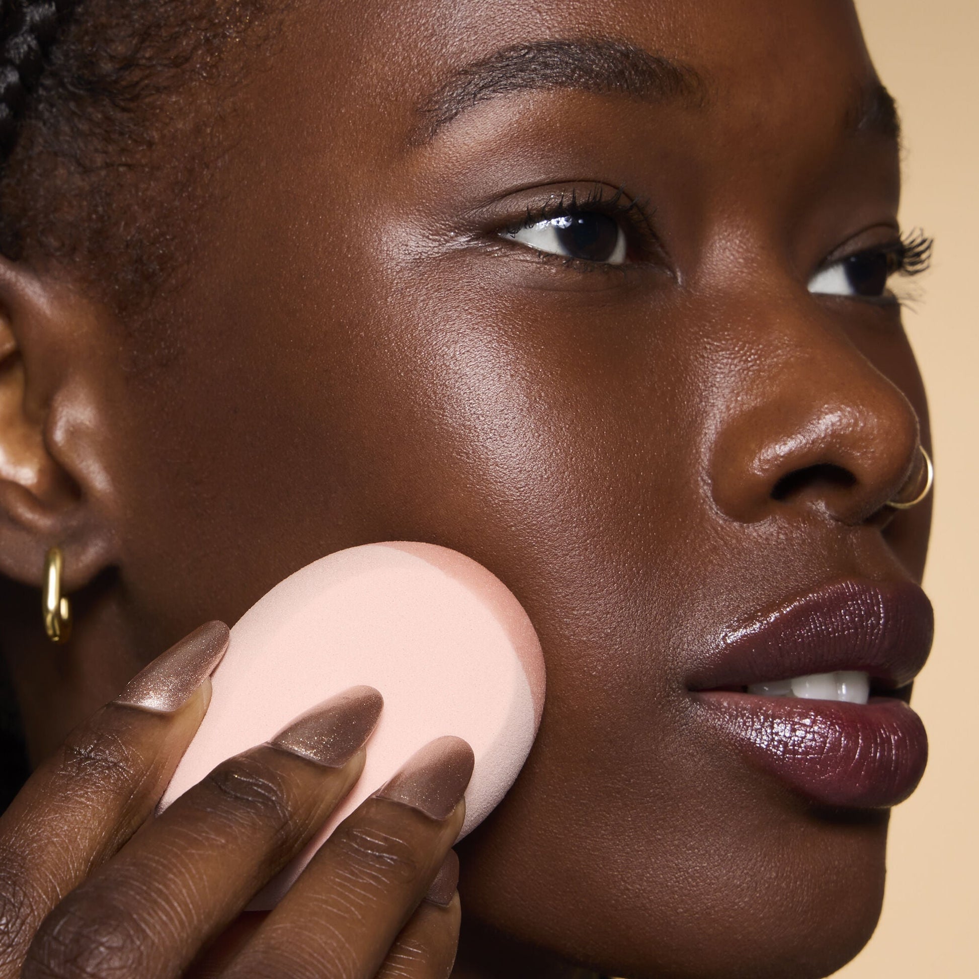 halo-glow-angled-silicone-face-sponge-l1 84235_HALO_GLOW_ANGLED_SILICONE_FACE_SPONGE_BILLIE_0078_V3.jpg