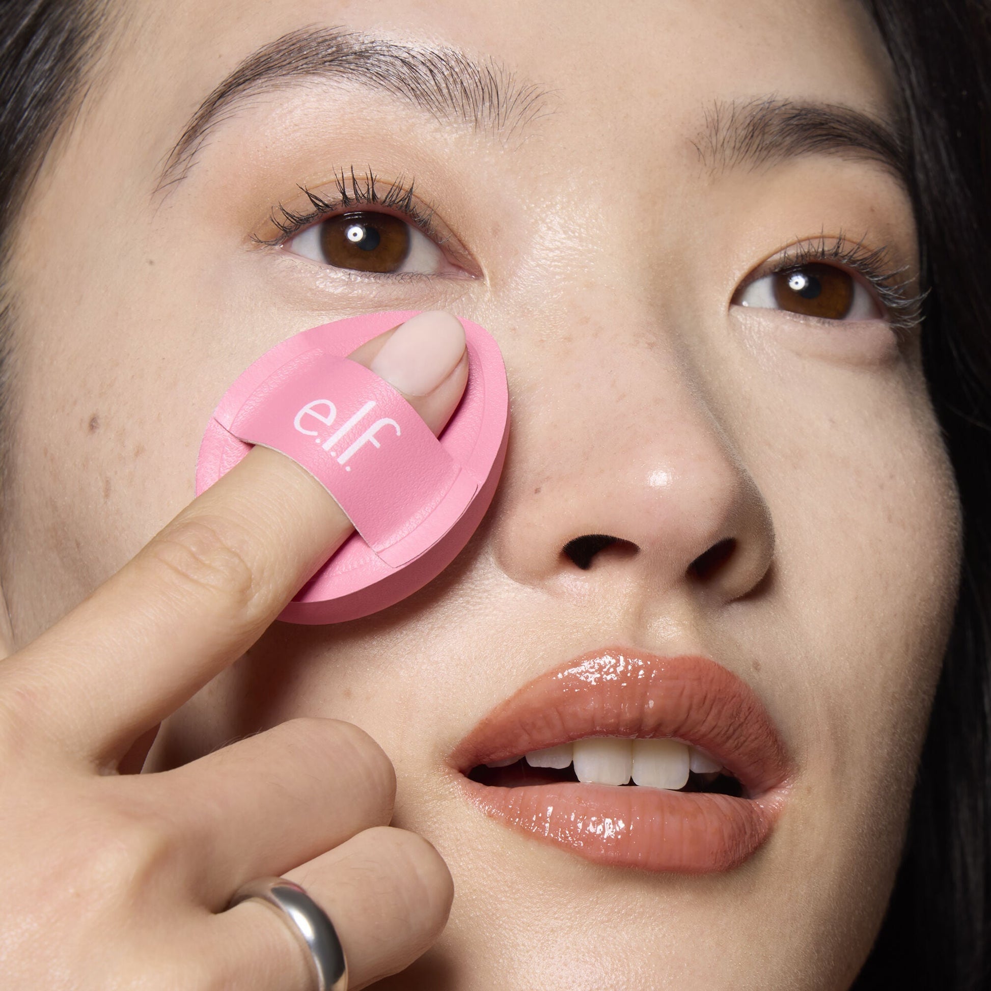 pillow-puff-concealer-sponge-n3 85120_MOM_PILLOW_PUFF_CONCEALER_SPONGE_TOOL_SHOT_SAKURA_V1_0095_V3.jpg